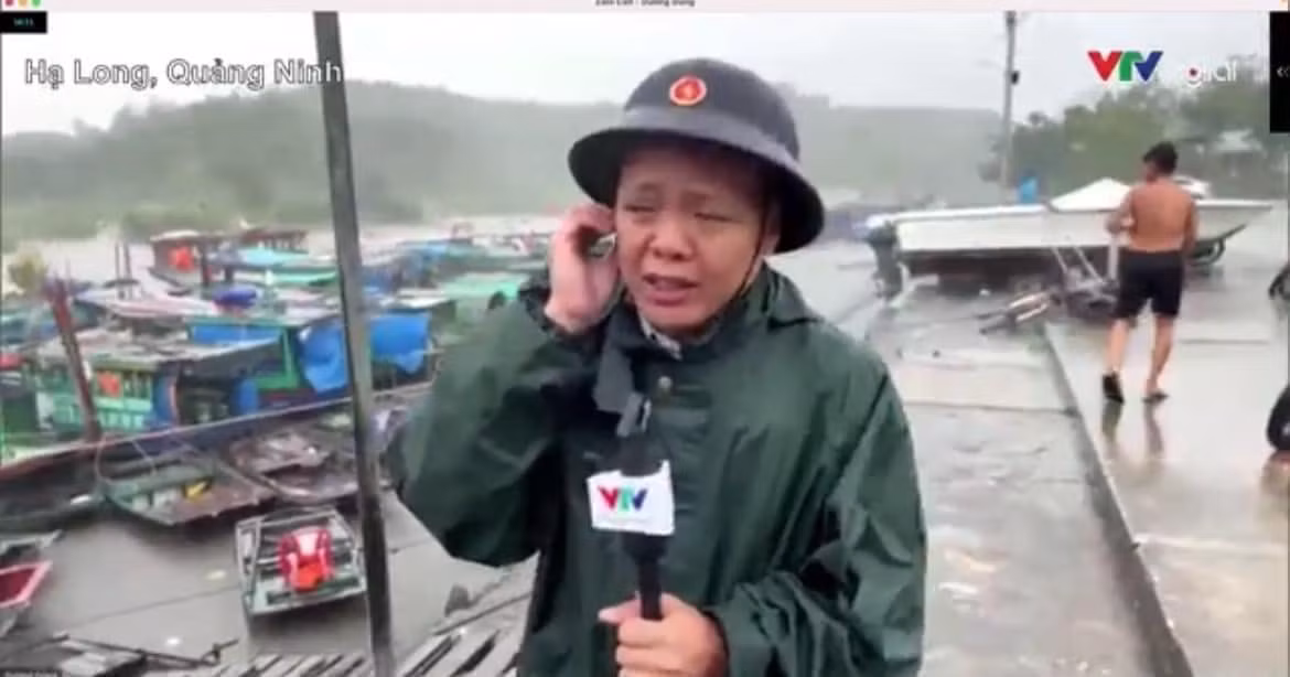 Phóng viên Trường Sơn của Trung tâm Sản xuất và Phát triển nội dung số của VTV trong bản tin Breaking News. Phóng viên Trường Sơn được phân công đưa tin tại điểm Quảng Ninh.