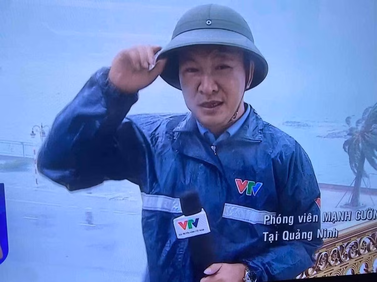 Phóng viên Mạnh Cường tác nghiệp tại TP. Cẩm Phả, tỉnh Quảng Ninh.