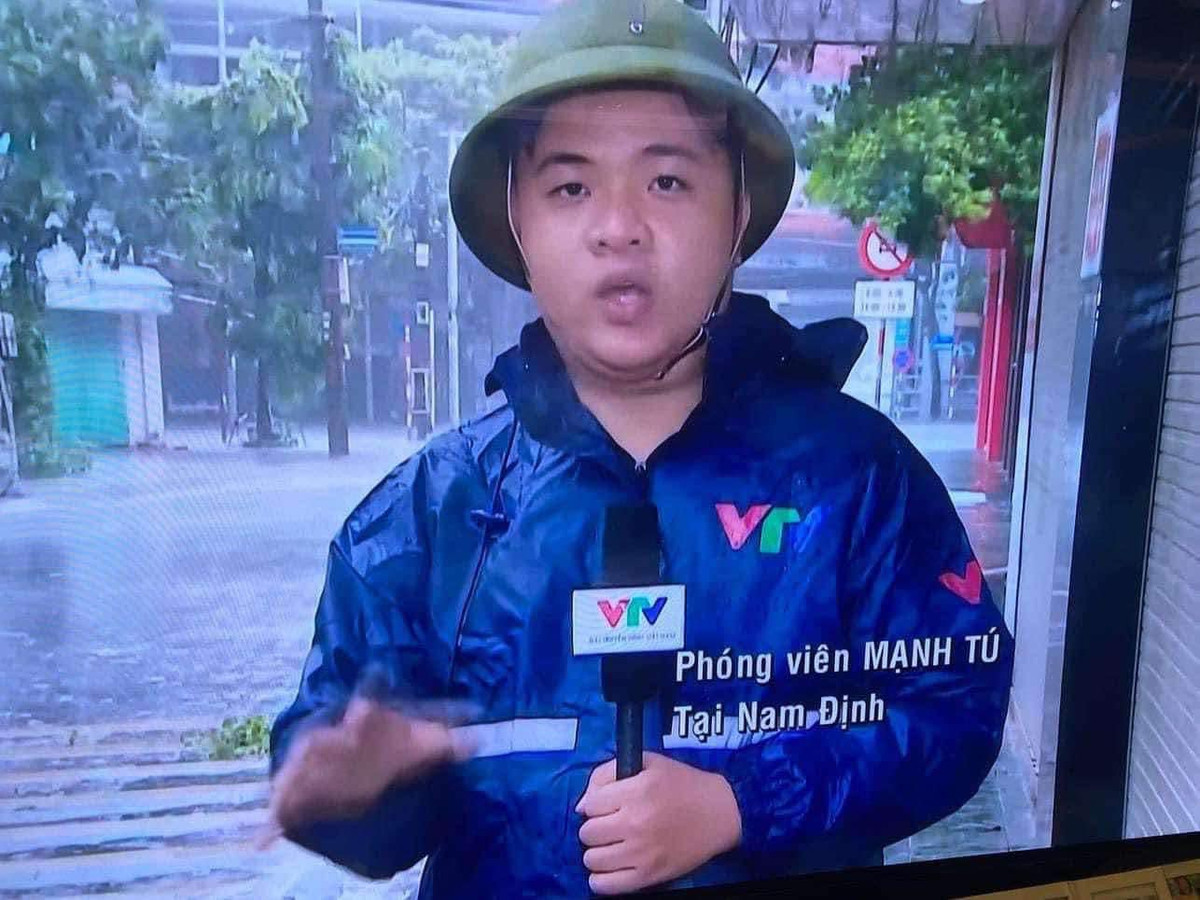 Phóng viên Mạnh Tú tác nghiệp tại Nam Định.