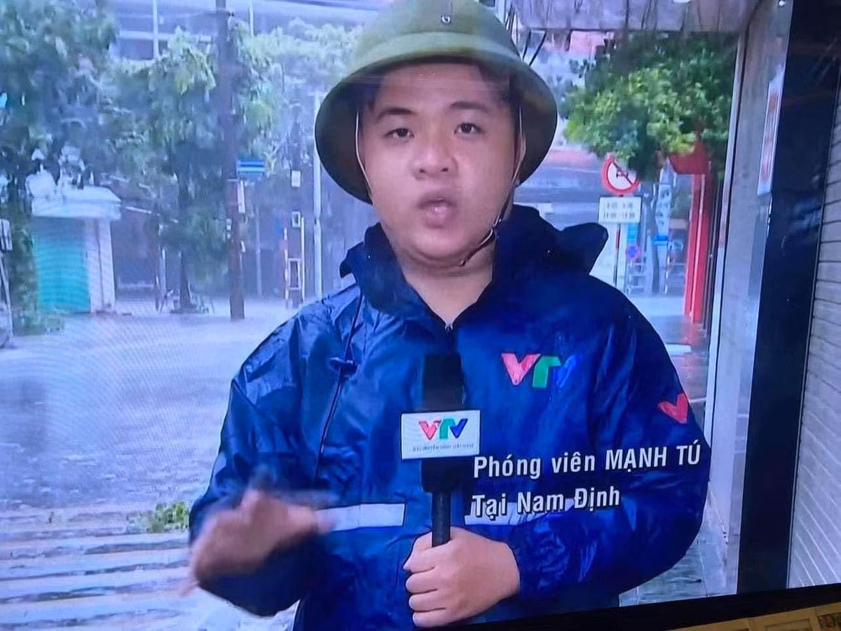 Phóng viên Mạnh Tú tác nghiệp tại Nam Định.