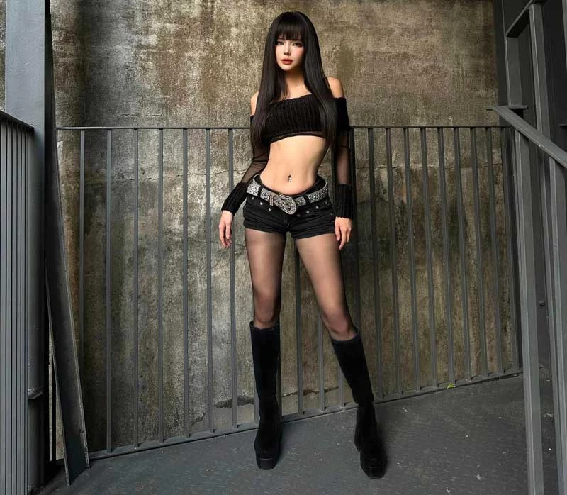 Cô nàng sở hữu đôi chân dài miên man.