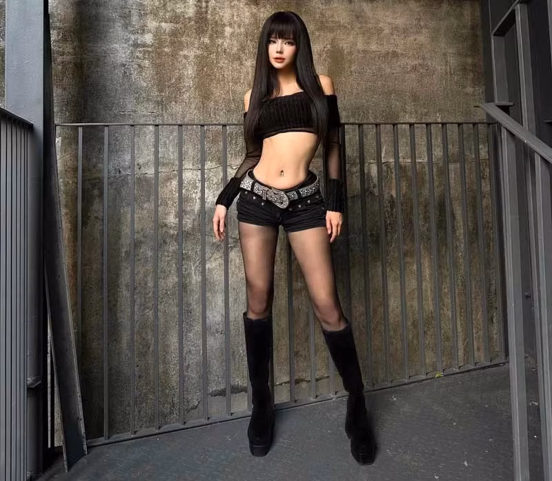 Cô nàng sở hữu đôi chân dài miên man.