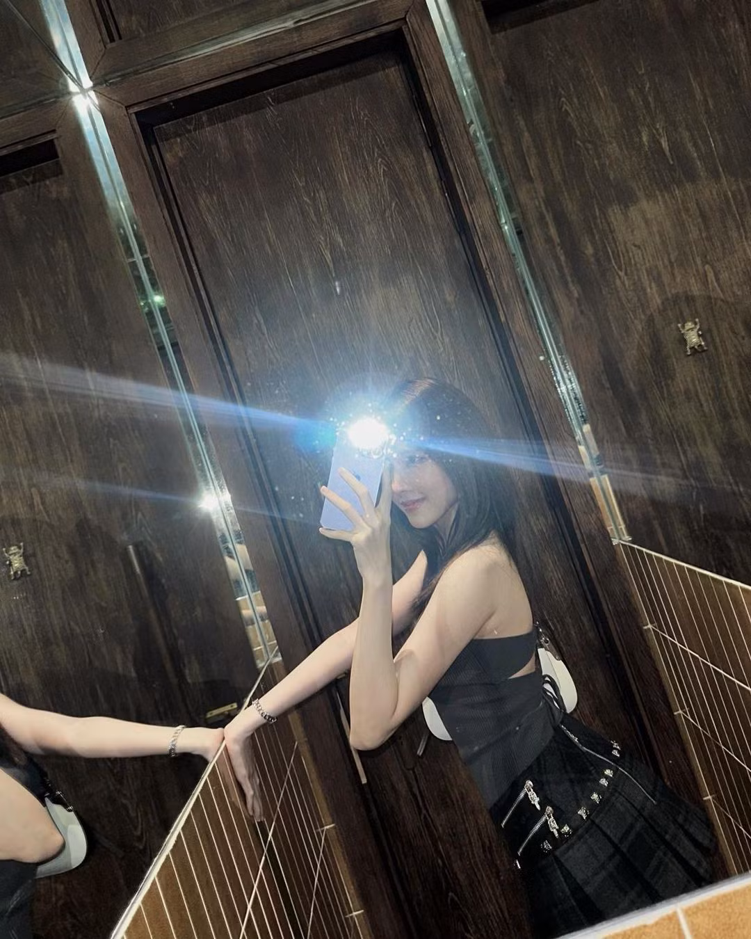 Cụ thể, nữ ca sĩ đã diện chiếc váy ngắn họa tiết caro kế hợp với chi tiết đinh tán, cùng với áo ôm sát màu xám, mang túi màu trắng. Trang phục này trùng khớp với bức ảnh mà Matthis đăng lên.