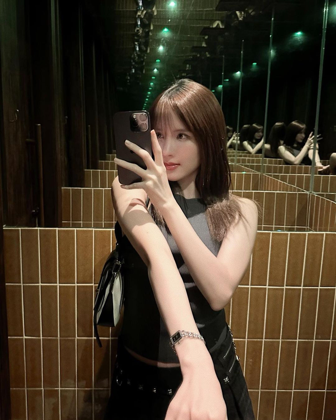 Dù trong bức ảnh được đăng tải, Matthis đã dùng icon trái tim che đi gương mặt bạn gái, thế nhưng netizen đã ngay lập tức phát hiện ra trang phục cô nàng diện trong bức ảnh được Matthis đăng tải đã từng được nữ ca sĩ diện đăng lên trước đó.