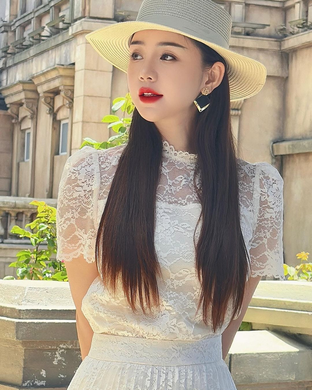 ''Đi qua mùa hạ'' (2017) là bộ phim truyền hình đầu tiên của Quỳnh Kool. Sau đó cô nàng được biết đến rộng rãi qua vai Đào trong ''Quỳnh búp bê'' (2018). Kể từ đó sự nghiệp cô nàng thăng hạng. Cô nàng được nhận xét là gương mặt trẻ của phim giờ vàng với diễn xuất ngày càng ấn tượng trong loạt phim truyền hình như Hãy nói lời yêu, Đừng làm mẹ cáu. Cho đến vai Nguyệt trong Chúng ta của 8 năm sau, nét diễn của Quỳnh Kool được nhận xét là ngày càng “chín” và có nhiều phân cảnh “bùng nổ” khiến khán giả rất ấn tượng.