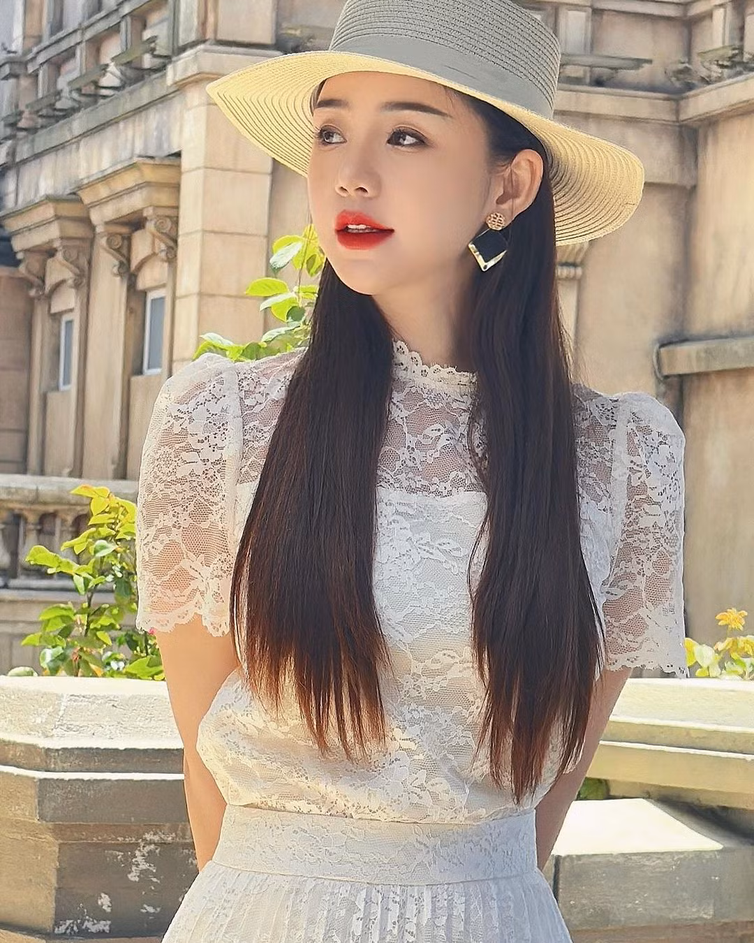 ''Đi qua mùa hạ'' (2017) là bộ phim truyền hình đầu tiên của Quỳnh Kool. Sau đó cô nàng được biết đến rộng rãi qua vai Đào trong ''Quỳnh búp bê'' (2018). Kể từ đó sự nghiệp cô nàng thăng hạng. Cô nàng được nhận xét là gương mặt trẻ của phim giờ vàng với diễn xuất ngày càng ấn tượng trong loạt phim truyền hình như Hãy nói lời yêu, Đừng làm mẹ cáu. Cho đến vai Nguyệt trong Chúng ta của 8 năm sau, nét diễn của Quỳnh Kool được nhận xét là ngày càng “chín” và có nhiều phân cảnh “bùng nổ” khiến khán giả rất ấn tượng.