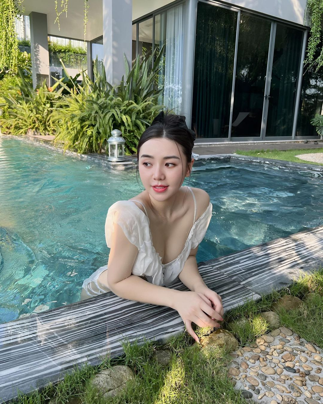 Ngoài công việc, nữ diễn viên thường xuyên "chữa lành" với những chuyến du lịch nghỉ dưỡng cùng bạn bè.