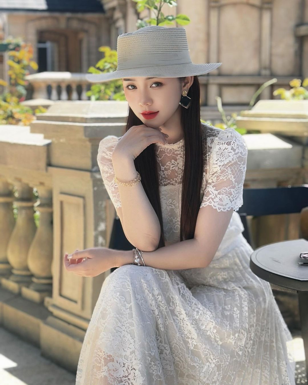 Nổi lên từ những bộ phim mạng ngắn với nhiều tình huống được xây dựng khá nhạy cảm, Quỳnh Kool ban đầu để lại ấn tượng với nhiều người bởi hình tượng hot girl mạng không mấy thiện cảm.