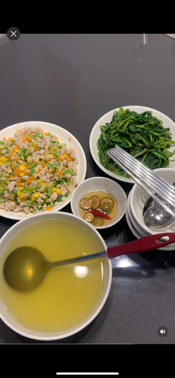 Mâm cơm với tiêu chí "còn gì nấu nấy". (Ảnh: @toinayangi2)