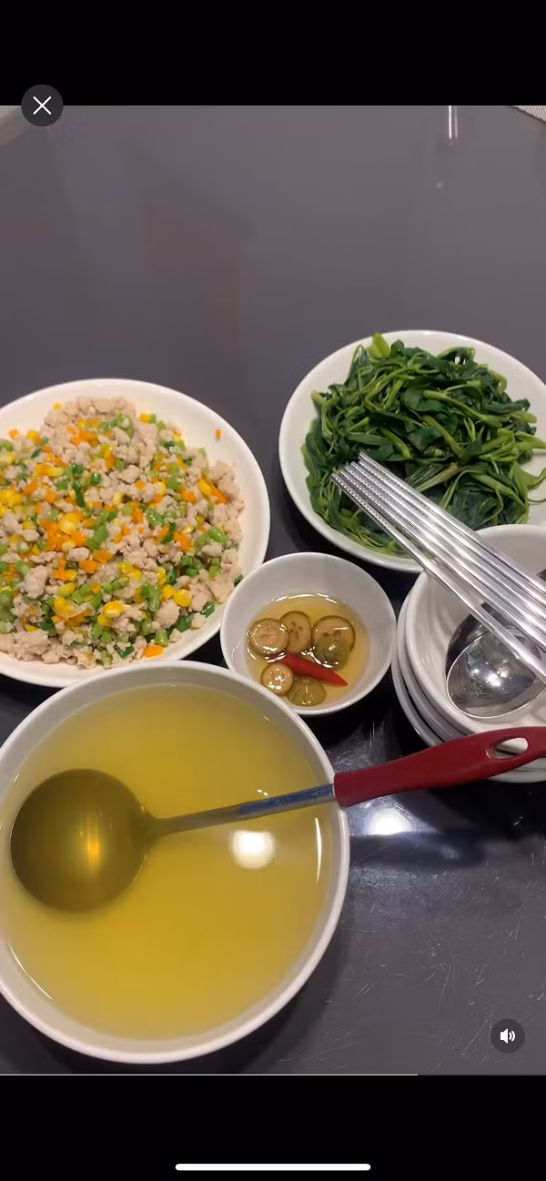 Mâm cơm với tiêu chí "còn gì nấu nấy". (Ảnh: @toinayangi2)