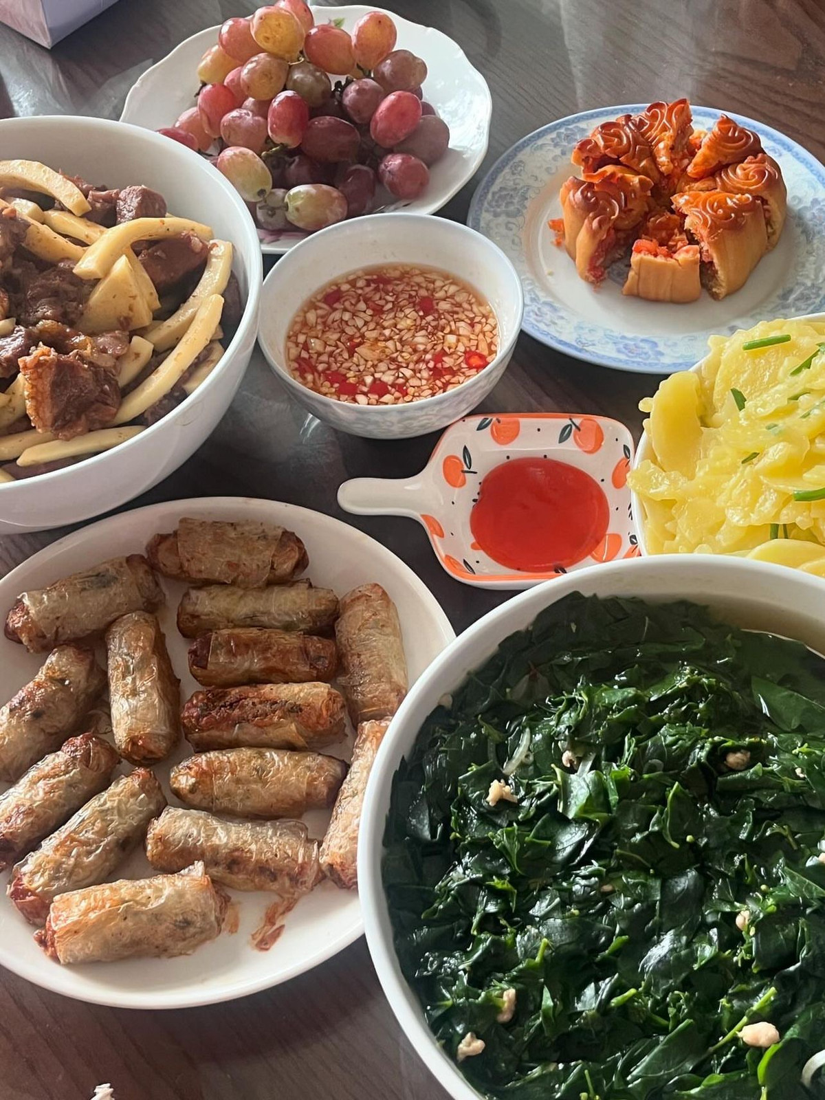 Vì đã chuẩn bị sẵn sàng cho mùa bão nên mâm cơm này vẫn khá sung túc. (Ảnh: @trangparkk)