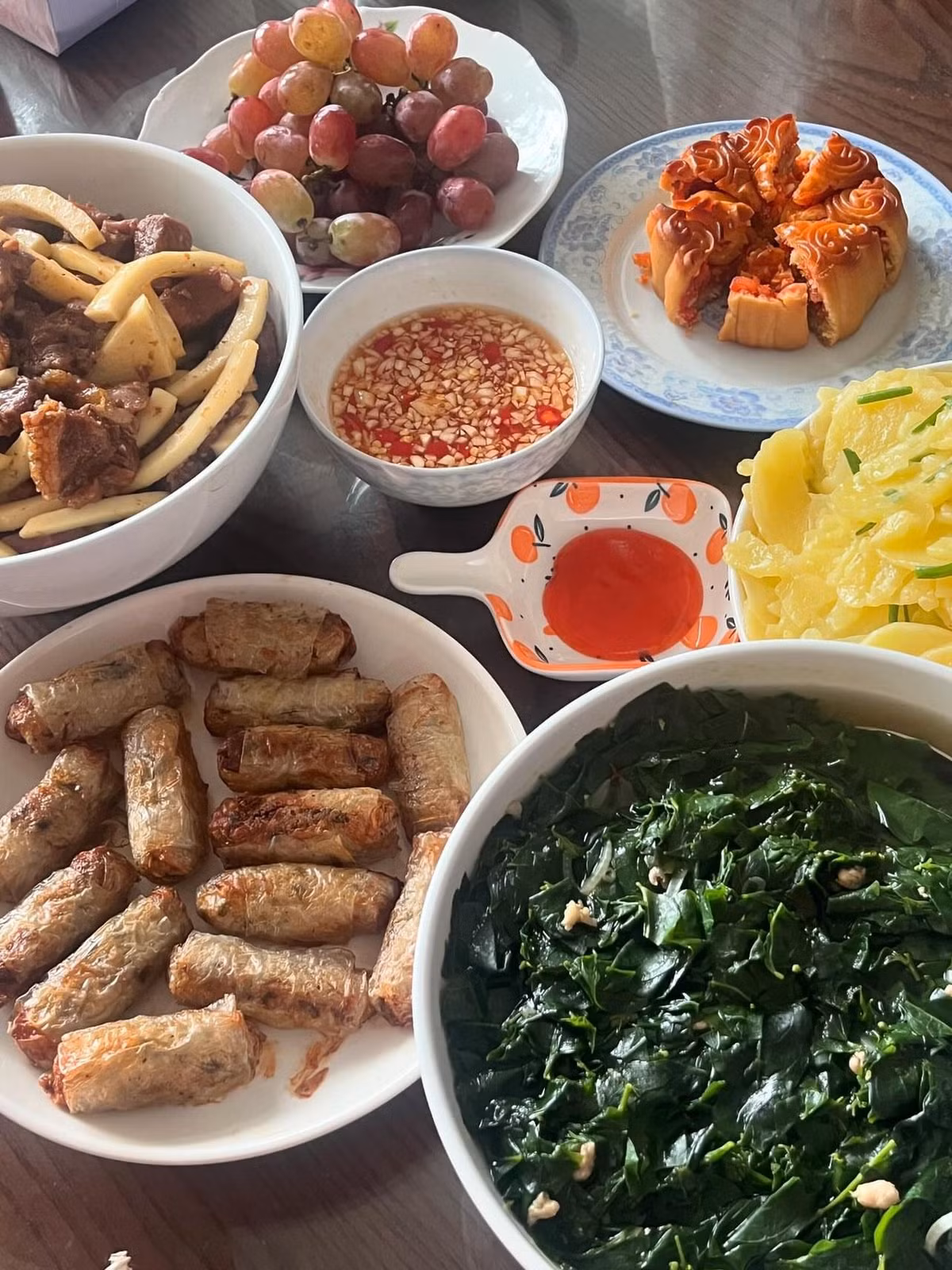 Vì đã chuẩn bị sẵn sàng cho mùa bão nên mâm cơm này vẫn khá sung túc. (Ảnh: @trangparkk)