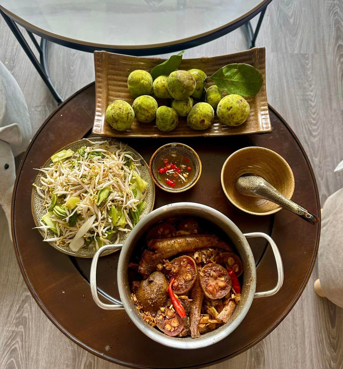 Không cầu kỳ như mọi ngày, nhiều người làm cơm nhanh gọn, có gì nấu đó. Nhiều gia đình cũng chọn làm các món như thịt kho, cá kho để có thể tiện ăn trong nhiều ngày (Ảnh: @vananhcoco)