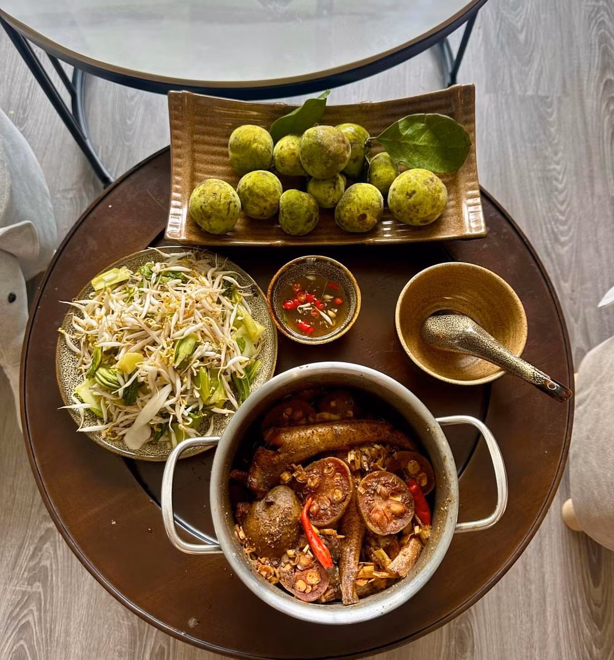 Không cầu kỳ như mọi ngày, nhiều người làm cơm nhanh gọn, có gì nấu đó. Nhiều gia đình cũng chọn làm các món như thịt kho, cá kho để có thể tiện ăn trong nhiều ngày (Ảnh: @vananhcoco)