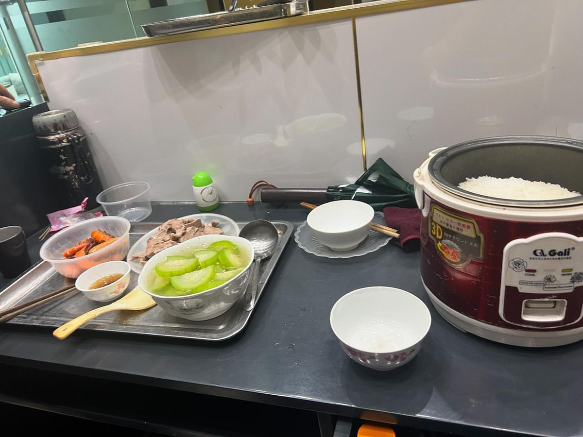 Bữa ăn gồm canh bí, thịt luộc, tôm rang đơn giản nhưng trong thời điểm mưa bão lại trở nên vô cùng "xa xỉ". (Ảnh: @sang.tranminh.79)