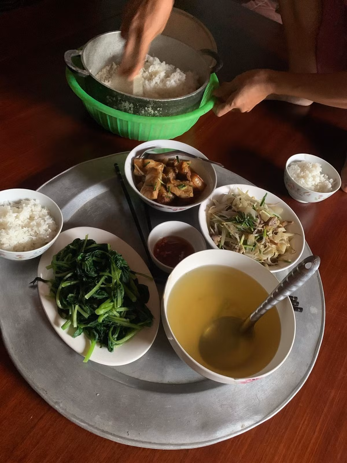 Những ngày bão lũ vừa qua, người dân ở nhiều nơi bị ảnh hưởng bởi bão ít nhiều đều có sự chuẩn bị lương thực cho những ngày này. Trong các hội nhóm, cư dân mạng đã chia sẻ lại những mâm cơm ngày bão đơn sơ nhưng vô cùng ngon mắt.