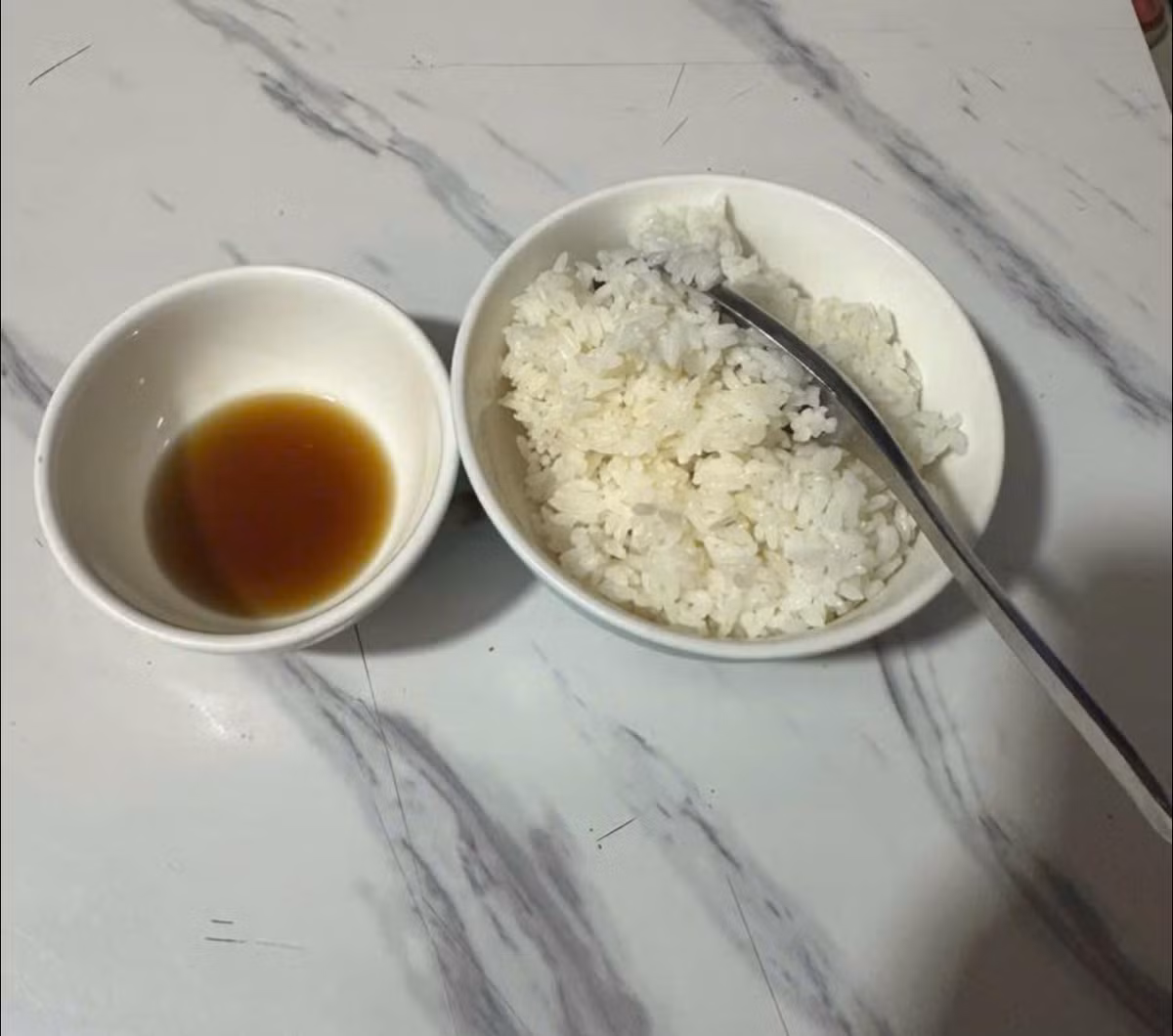 Những ngày này, mâm cơm có thể không đủ đầy, chỉ một vài món đơn giản hay đôi khi chỉ ăn cơm trắng nhưng nhiều người vẫn cảm thấy may mắn vì vẫn có thể quây quần bên gia đình. (Ảnh: @cazzy.horse68)