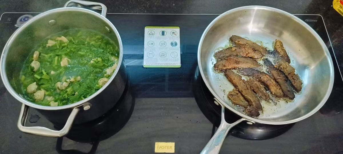 Không phong phú như những bữa cơm hàng ngày nhưng nhiều gia đình vẫn cảm thấy vô cùng hạnh phúc khi vẫn còn đủ thực phẩm để chế biến ra bữa ăn như thế này. (Ảnh: @giandon.35)