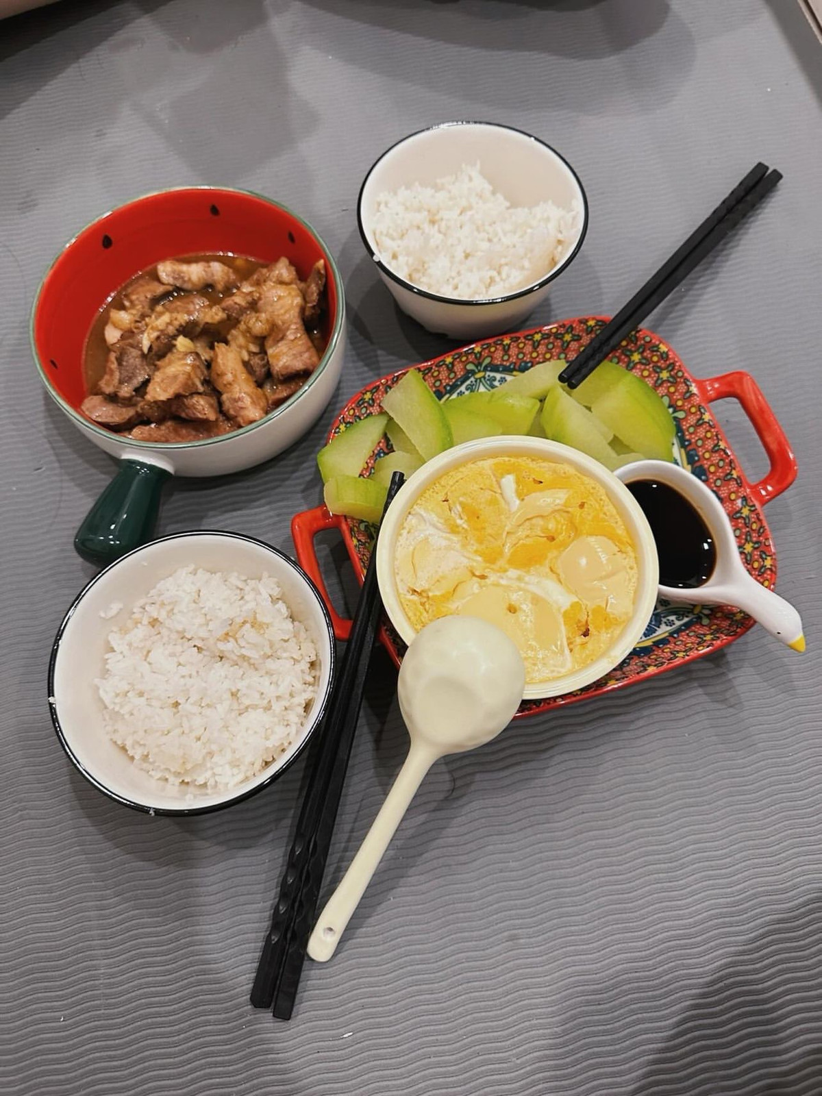 Chỉ một món thịt kho đơn giản nhưng cũng ấm lòng trong ngày bão. Chủ nhân bài post cho biết đang là sinh viên tại Hà Nội, cảm thấy nhớ nhà khi không được ở gần bố mẹ trong ngày này (Ảnh: @gonab)