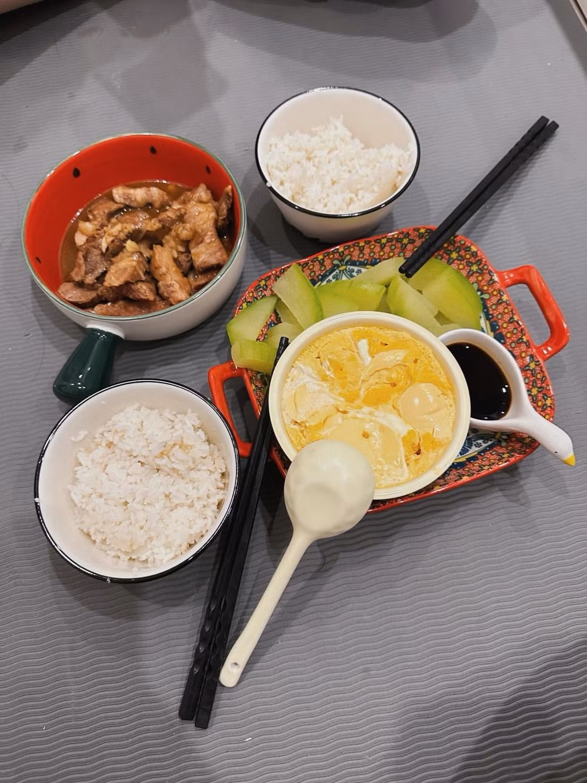 Chỉ một món thịt kho đơn giản nhưng cũng ấm lòng trong ngày bão. Chủ nhân bài post cho biết đang là sinh viên tại Hà Nội, cảm thấy nhớ nhà khi không được ở gần bố mẹ trong ngày này (Ảnh: @gonab)