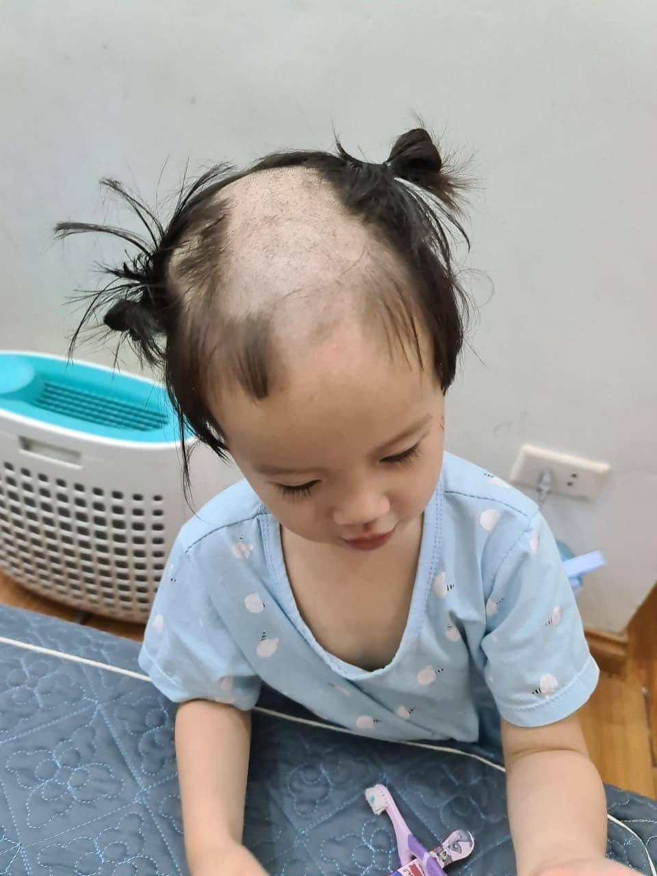 Ở dưới phần bình luận, rất nhiều bậc phụ huynh khác cũng đồng cảnh ngộ mà đăng tải những bức ảnh con mình lên. Nhìn hình ảnh này bố mẹ chắc cũng không biết nên khóc hay nên cười.