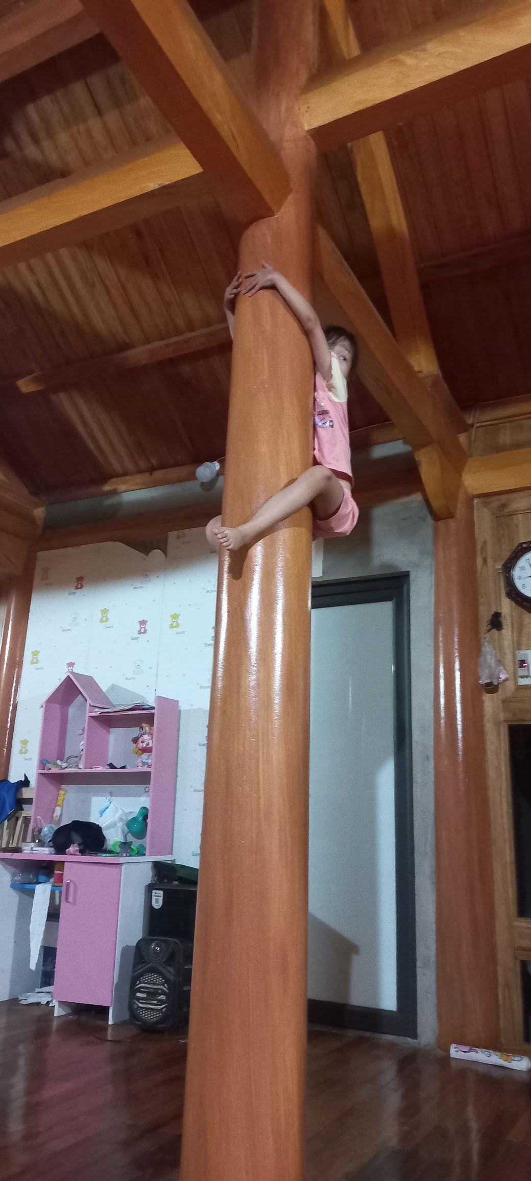 Chơi trốn tìm thế này thì có tìm cả ngày cũng không ra.