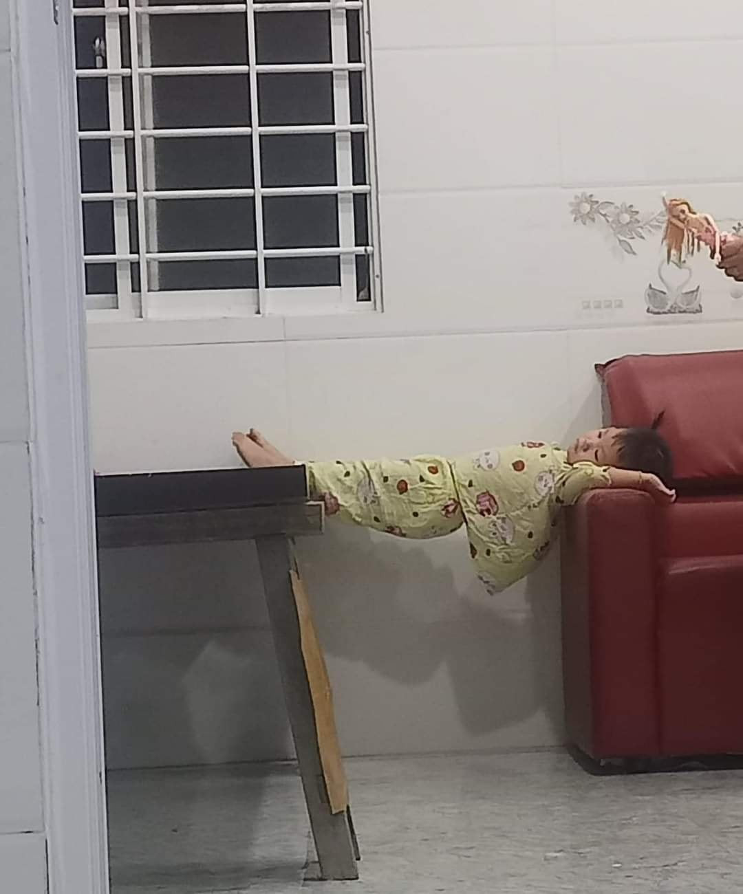 Chắc bố mẹ khi chụp lại ảnh này cũng thấy vô cùng bất lực với "gái yêu" nhà mình. (Ảnh: Facebook)