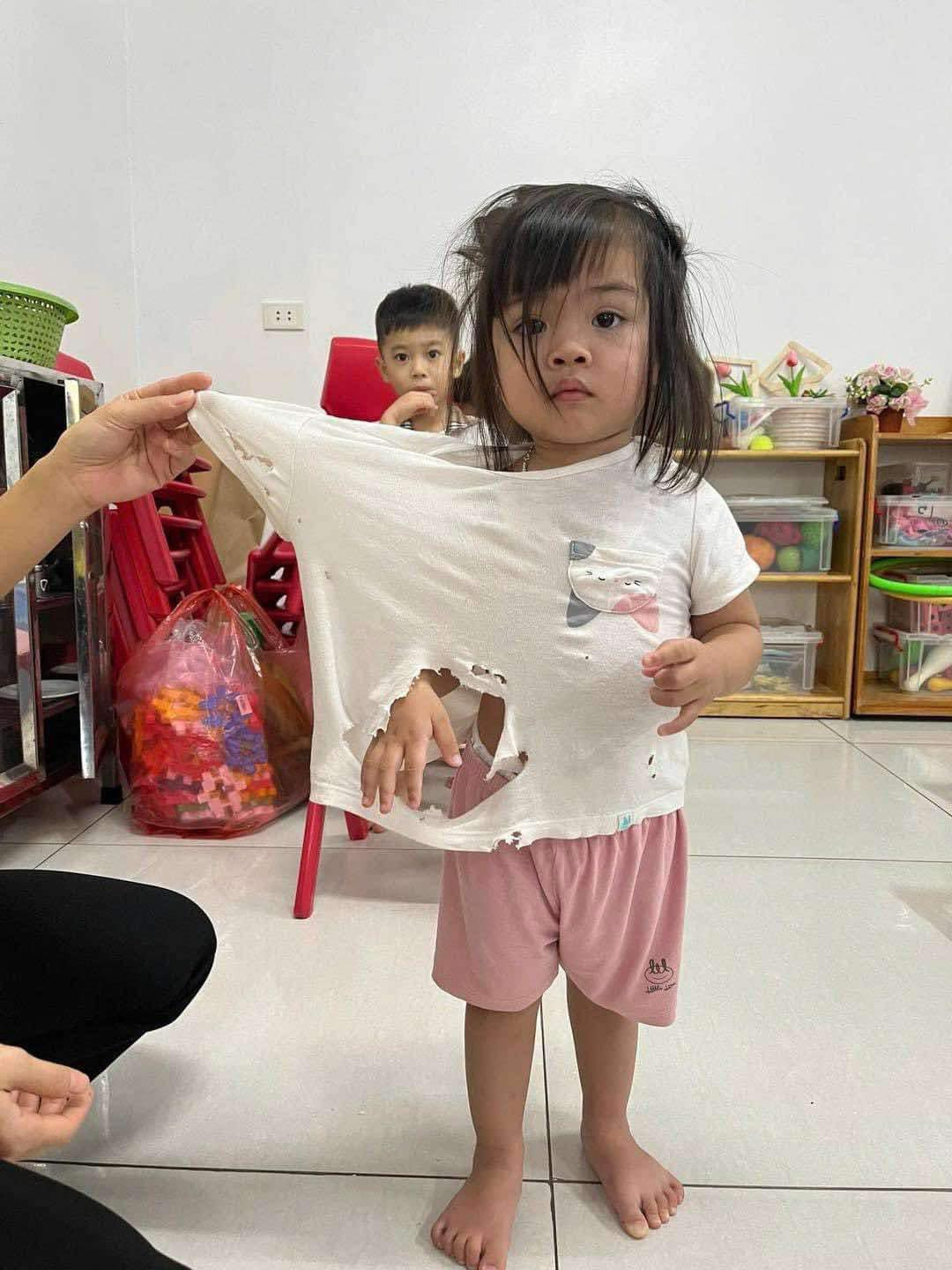 Kết hợp cùng với mái tóc bù xù, nhiều người đã có thể tưởng tượng ra được sự nghịch ngợm của bé gái.