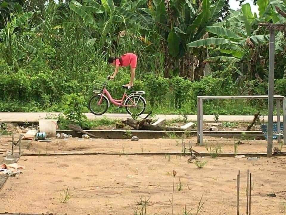 Mặc đồ màu hồng nữ tính, xe đạp cũng màu hồng, thế nhưng hành động thì không hề nữ tính tí nào...