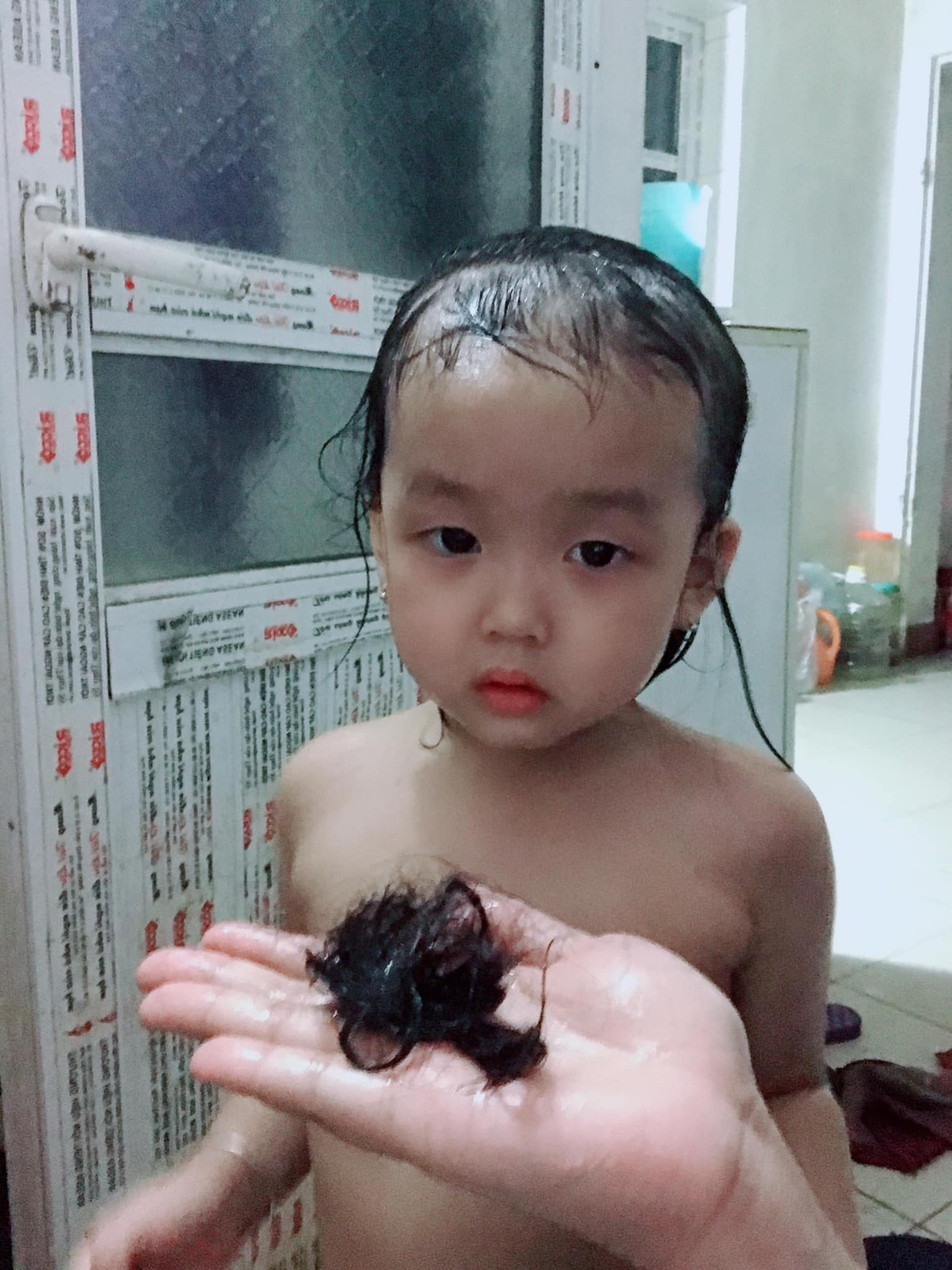 Gương mặt của người đã tự tay cạo đầu mình nhưng lại đầy vô tội...