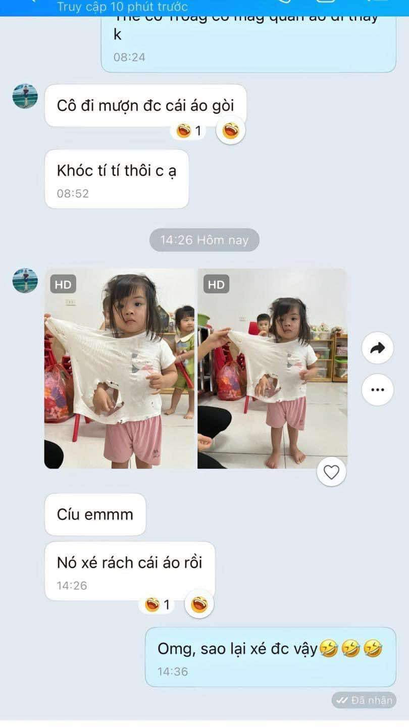 Khi nhận được hình ảnh cùng tin nhắn của cô giáo, người mẹ không biết nói gì hơn ngoài cười trừ. Cô giáo của em bé này có vẻ như cũng bất lực không kém khi phải nhắn cầu cứu mẹ của bé "Cíu em".