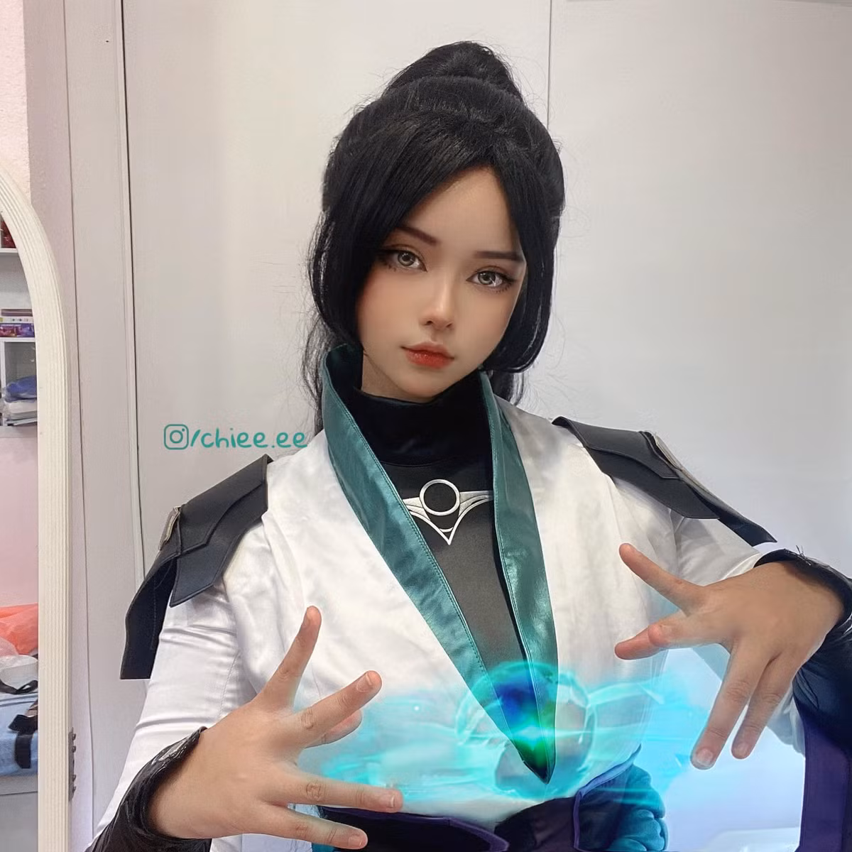 Ngoài lần phá cách hóa thân thành nhân vật nam trong game nói trên, cô nàng cũng từng hóa thân thành rất nhiều tướng nữ trước đó. Màn cosplay đặc vụ Sage khiến nhiều người không thể rời mắt bởi thần thái cực ngầu của cô nàng.