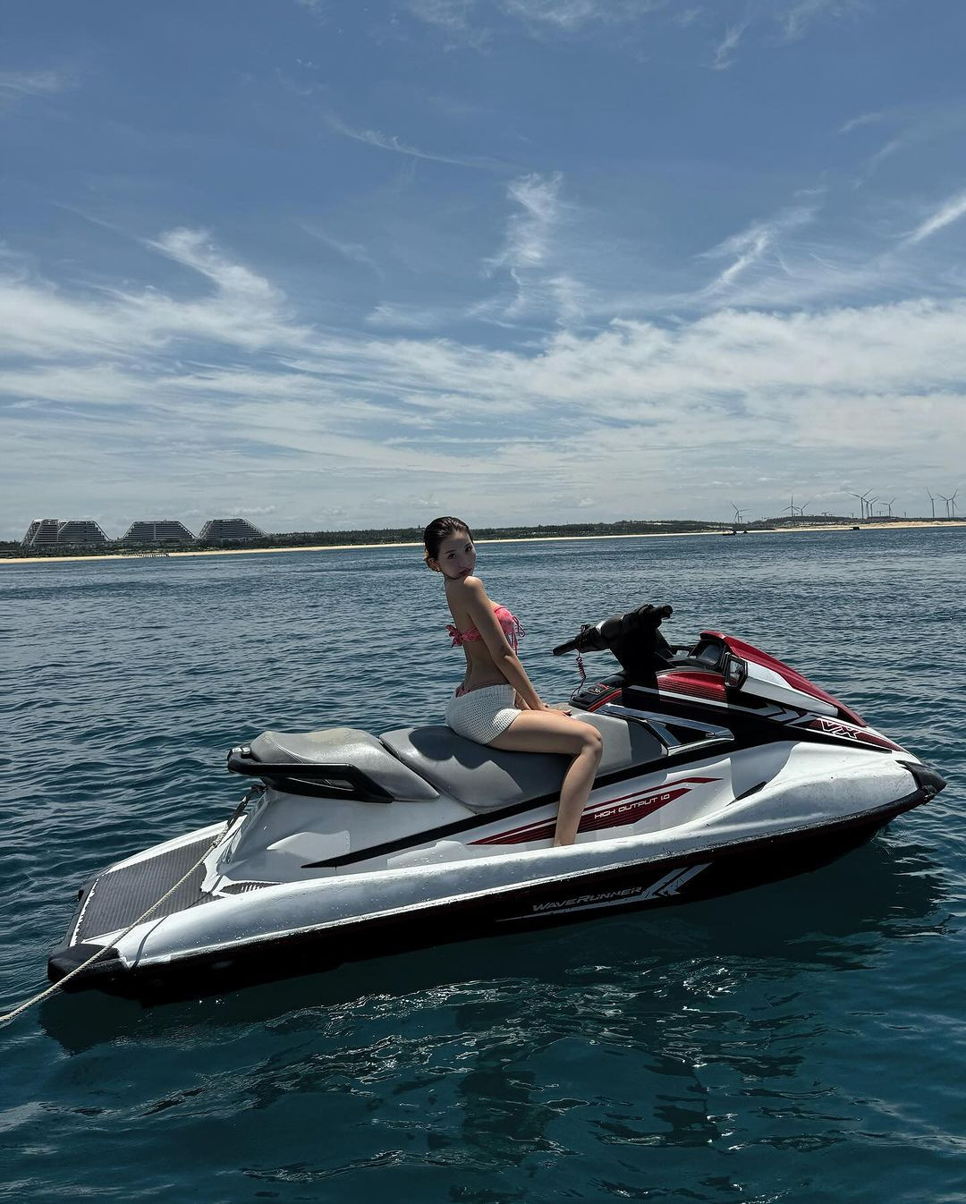 Trong những hình ảnh đăng tải, cô nàng cho thấy cuộc sống giàu sang, được chồng yêu chiều, cùng đi du lịch đến nhiều địa điểm khác nhau.