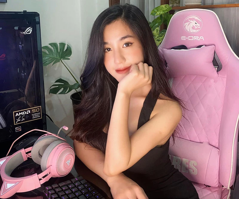 Hành động của cô nàng đã thu về loạt tranh cãi. Nhiều người bày tỏ sự khó hiểu trước hành động "vô duyên mà cứ ngỡ hồn nhiên" của cô nàng.