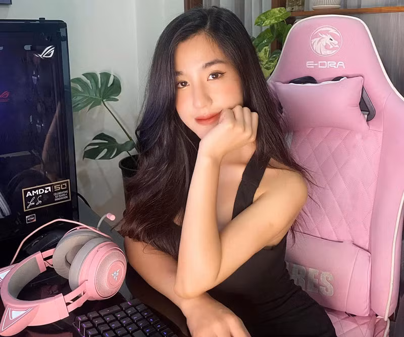 Hành động của cô nàng đã thu về loạt tranh cãi. Nhiều người bày tỏ sự khó hiểu trước hành động "vô duyên mà cứ ngỡ hồn nhiên" của cô nàng.