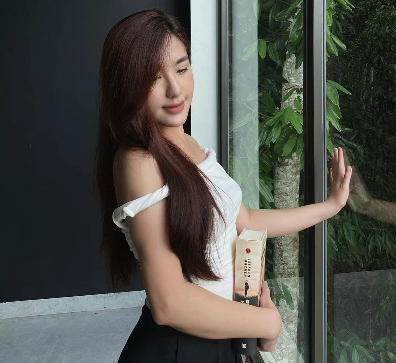 Thảo Anh "hồn nhiên" khoe nách, còn tự tin khẳng định vùng da dưới cánh tay của cô trắng và mịn hơn nhiều so với các bạn gái khác vì cô thường xuyên "dọn dẹp" bằng dao cạo thay vì dùng nhíp.