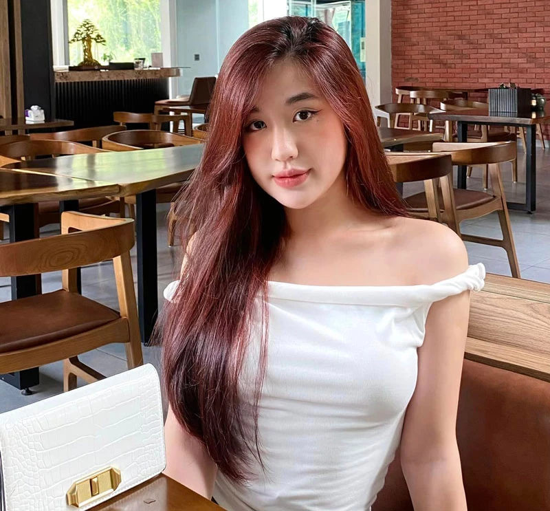 Trong một buổi livestream của mình, Thảo Anh đã khiến dân tình xôn xao khi tự tin khoe vùng da dưới cánh tay của mình trước bàn dân thiên hạ.