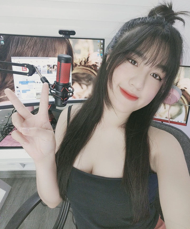 Gặp lại nữ streamer nóng bỏng này, fan của cô nàng có chút ngỡ ngàng. Thảo Anh hiện tại dường như nền nã hơn, trưởng thành hơn rất nhiều.