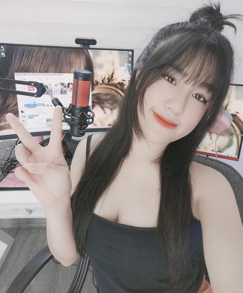 Gặp lại nữ streamer nóng bỏng này, fan của cô nàng có chút ngỡ ngàng. Thảo Anh hiện tại dường như nền nã hơn, trưởng thành hơn rất nhiều.