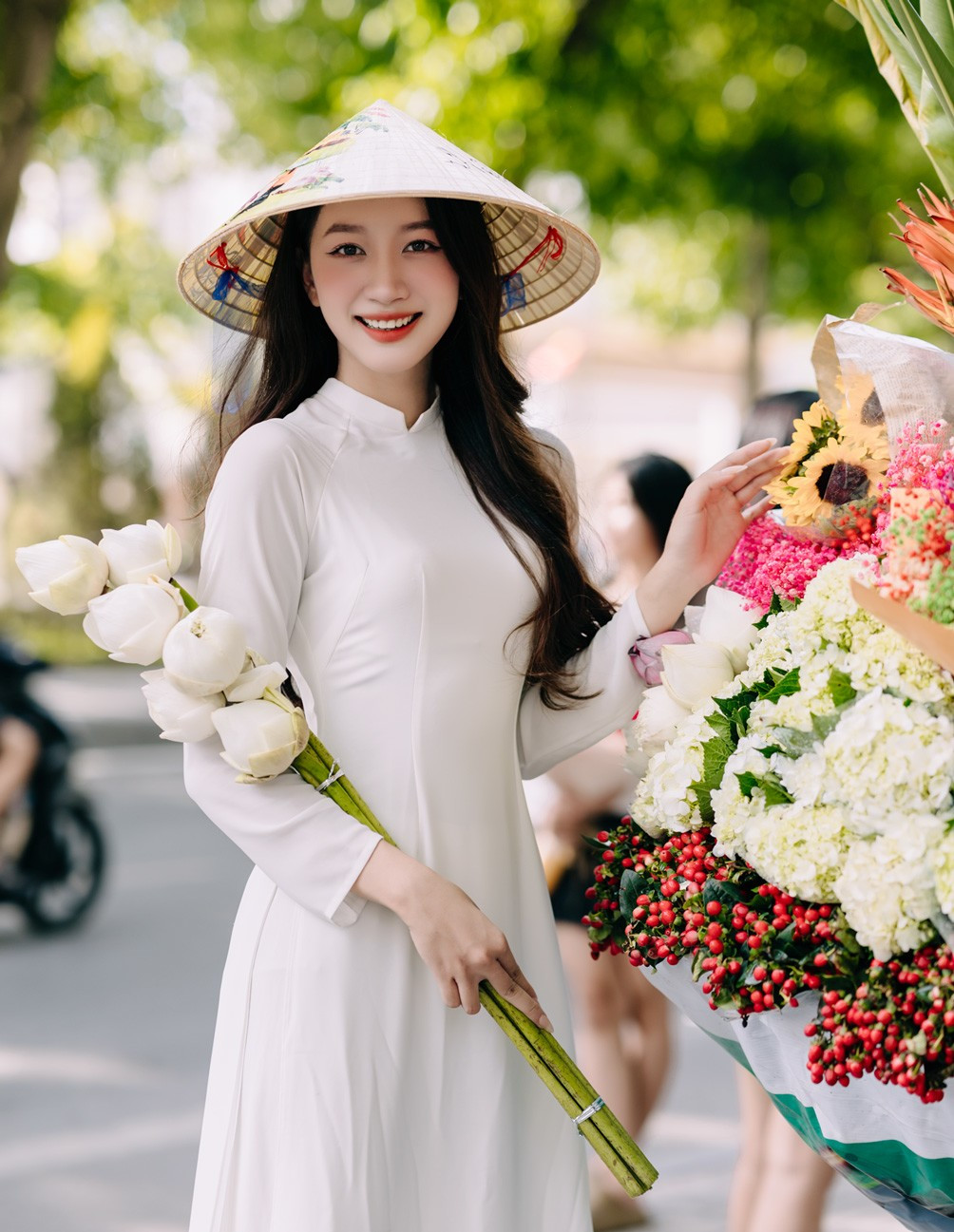 Nụ cười tỏa nắng của nữ sinh sư phạm đốn tim người đối diện.