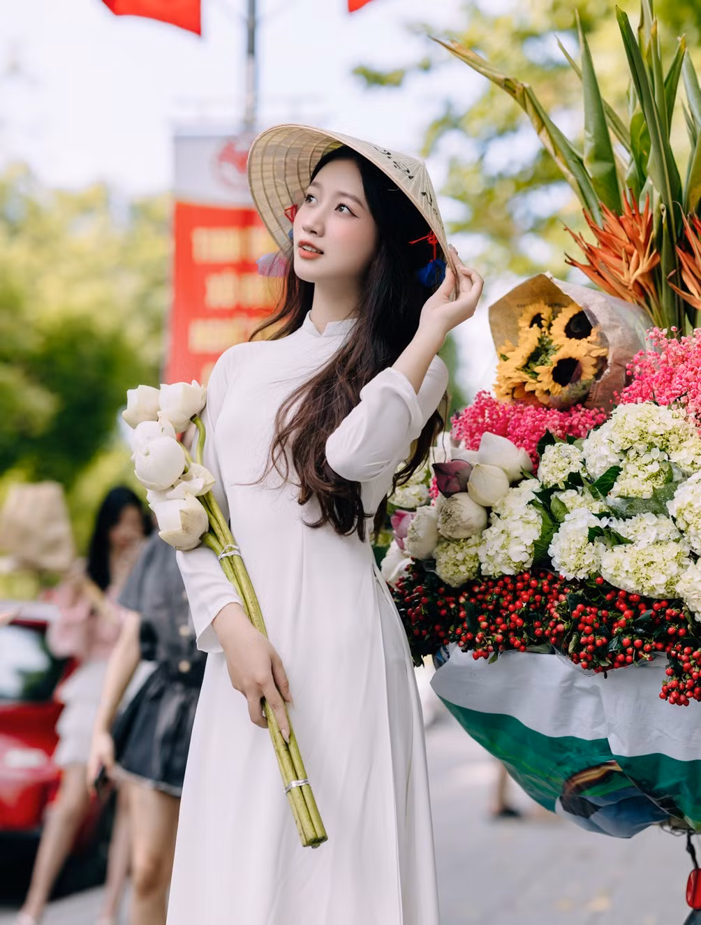 Lựa chọn lối make-up nhẹ nhàng, kết hợp cùng chiếc nón lá truyền thống, Ánh Tuyết không cần tạo dáng nhiều vẫn vô cùng rạng ngời vẻ đẹp người con gái Á Đông.