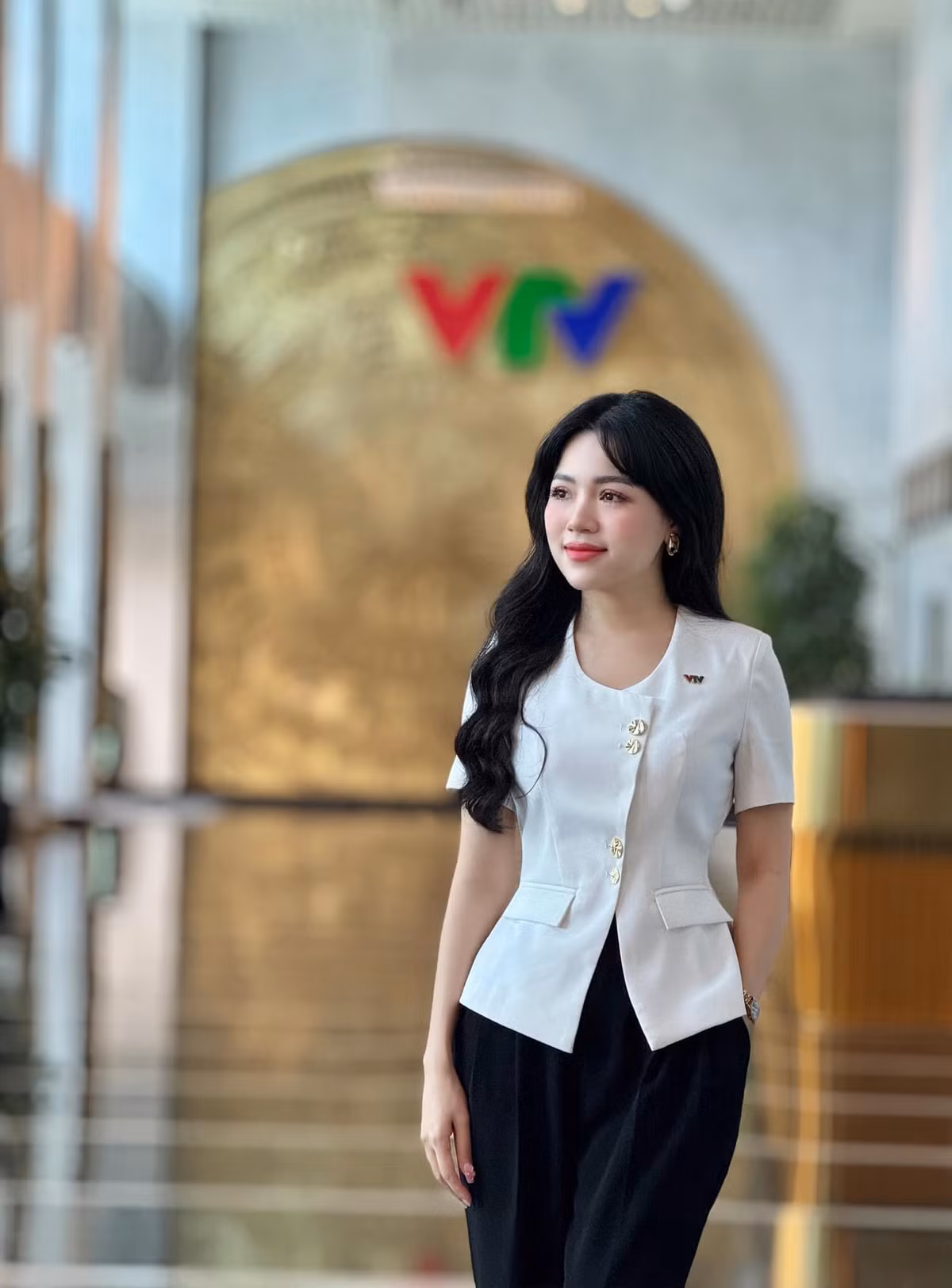 Mỗi khi lên hình, nữ MC đều chỉn chu trong cách ăn mặc.