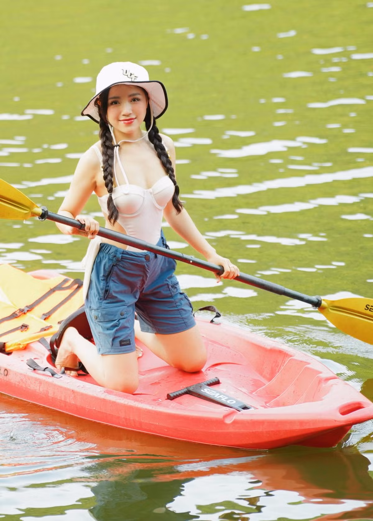 Đồng Thu sở hữu vóc dáng nhỏ gọn, ba vòng cân đối. Cô nàng yêu thích các hoạt động thể thao ngoài trời như leo núi, đạp xe, chèo thuyền...