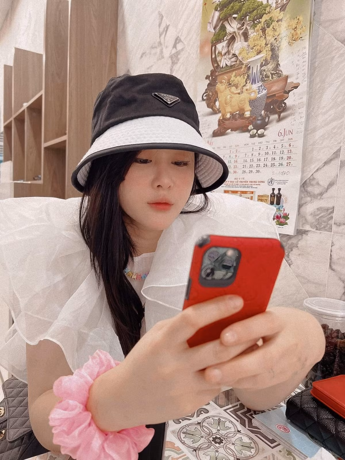 Không phải ngẫu nhiên mà biệt danh "hot girl phông bạt đời đầu" được nhiều người "dành" cho Tina Dương. Cô gái này có tiểu sử "phông bạt" khiến nhiều người phải choáng váng khi giả danh là tiểu thư sống sang chảnh, dùng đồ hiệu, đi xe đắt tiền, bản thân đang kinh doanh lớn ở nhiều lĩnh vực, từ đó tạo lòng tin của nhiều người, rủ họ làm ăn và chiếm đoạt hàng tỷ đồng.