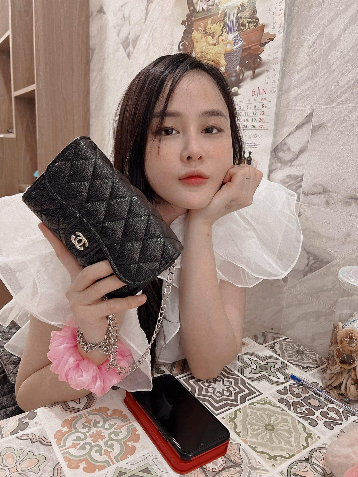 Lối sống "phông bạt" không phải quá mới mẻ, đã hiển hiện và tồn tại từ trước đến nay. Nhưng đến khi những trang sao kê tiền ủng hộ đồng bào bị ảnh hưởng bởi bão số 3 được công bố vào tối 12.9, thì cụm từ sống "phông bạt" mới trở nên phổ biến.