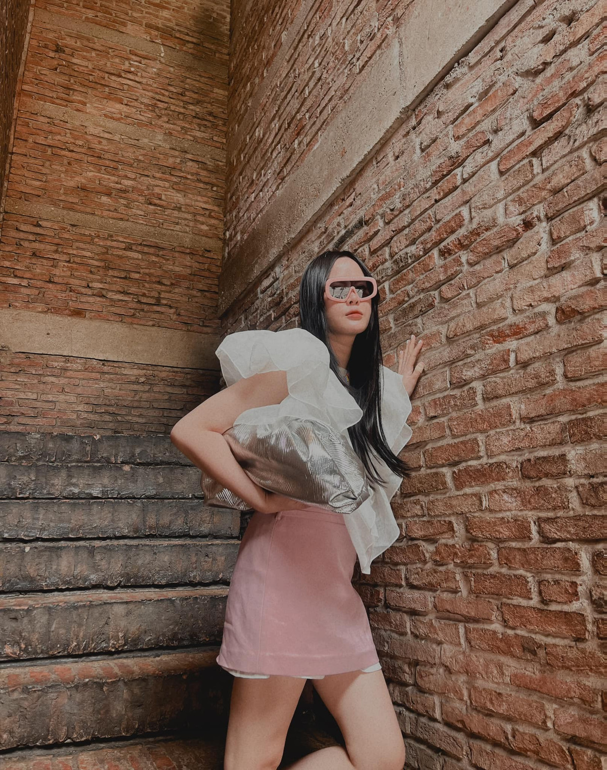 Thực tế, Vân Anh là chị cả trong gia đình có 3 chị em. Học hết lớp 8 trường làng thì Vân Anh bỏ ra Hà Nội bán quần áo rồi yêu và kết hôn với một người đàn ông quê Phú Thọ, sau gần 2 năm thì ly hôn.