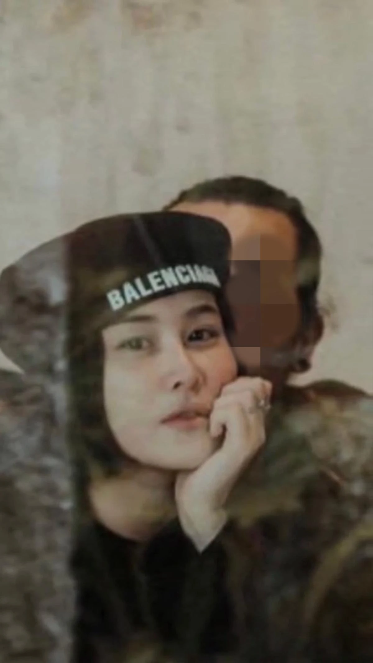 Sau một loạt những nghi vấn, gia đình nhà 'chồng' cho rằng Vân Anh đã lừa họ để chiếm đoạt 17 tỷ đồng với chiêu trò thuê biệt thự, căn hộ hạng sang, ô tô hàng chục tỷ, thuê người đóng giả bố, thuê người tham gia dự tiệc đám cưới, thuê người đóng giả nhân viên công chứng để tặng nhà cho 'chồng'... Sự thật, Vân Anh không có bố đại gia, bố mẹ cô ta đã ly hôn và nhà nghèo khó chứ không có của hồi môn là chiếc xe hàng chục tỷ tặng con.