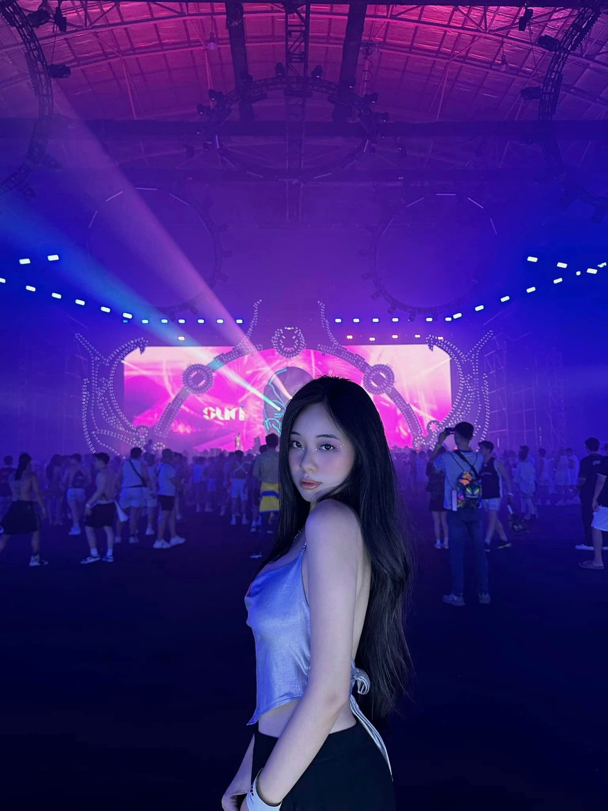 Hương Nhi không chỉ có gương mặt nổi bật, cực thu hút mà còn sở hữu thân hình nóng bỏng.