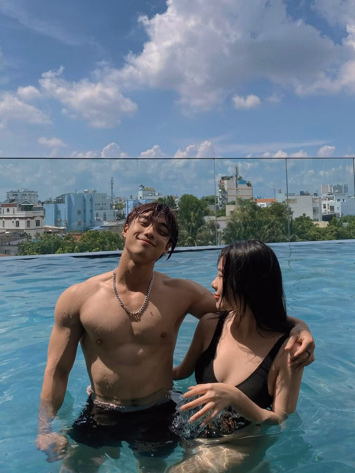 Hương Nhi cũng là một hot girl với sức hút không hề kém cạnh cậu em điển trai của mình. Dù không theo đuổi nghệ thuật nhưng Đỗ Hương Nhi với visual xinh xắn, ngọt ngào vẫn thu hút hơn 774.000 followers.