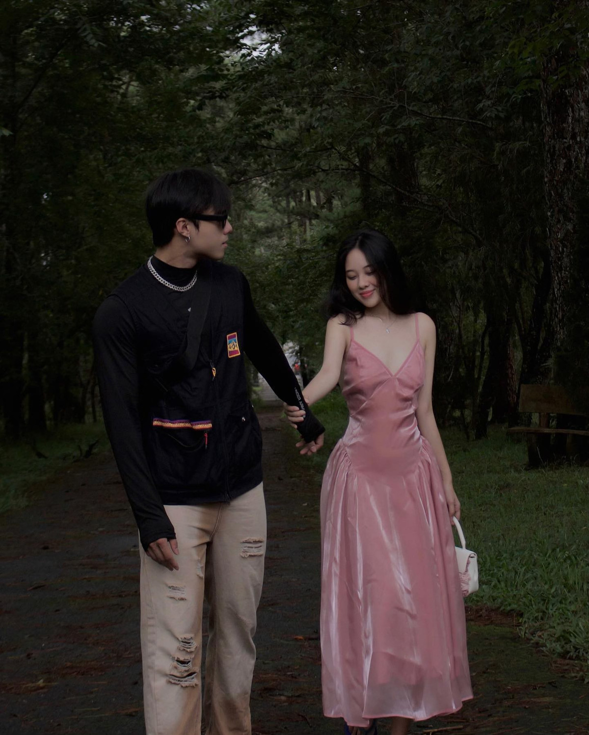 Trên MXH, cặp chị em thân thiết thường đăng tải hình ảnh với outfit matching, thậm chí cách tạo dáng cũng dễ khiến người ta nhầm lẫn là người yêu của nhau.